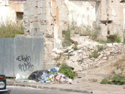 Depozit de mezeluri, aflat în zona Hanului Balcani, rămas fără clienţi din cauza gunoaielor